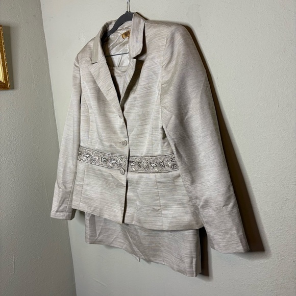 Elegant Women's Cream 2 Piece Suit Size 16 - Picture 2 of 11